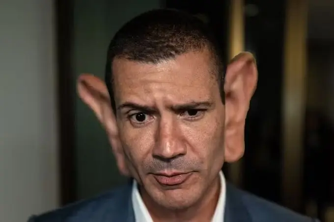 Montagem: político de terno com orelhas gigantes e cara desconfiada.